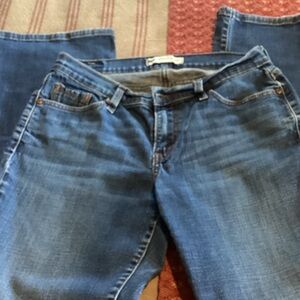 529 Levi’s Curvy Bootcut Blue Jeans gently used